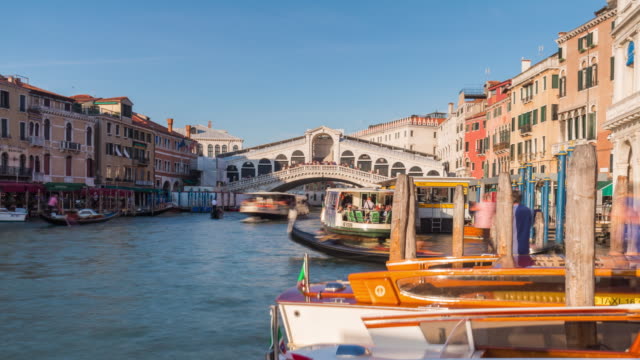 italy-sunny-day-famous-sunset-canal-rialto-bridge-water-traffic-panorama-4k-time-lapse
