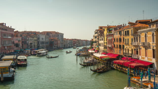 Italien-Sonnentag-berühmten-Rialto-Brücke-grand-Canal-Bucht-Restaurants-Panorama-4-k-Zeit-hinfällig,-Venedig