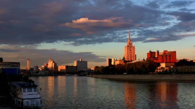 Vista-del-río-de-Moscú-en-los-rayos-del-sol-poniente