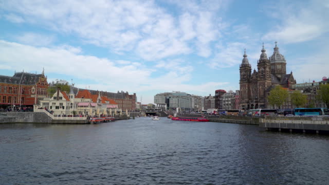 Vista-de-paisaje-escénico-del-canal-de-Amsterdam