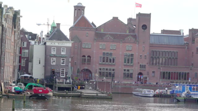 Der-Blick-auf-den-Kanal-von-Amsterdam-mit-dem-Gebäude