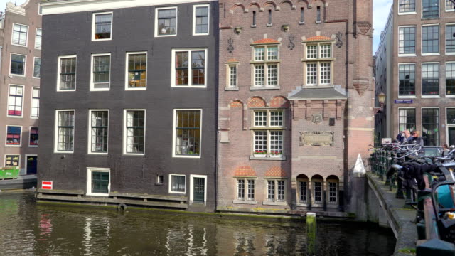 Un-antiguo-edificio-que-rodea-el-canal-grande