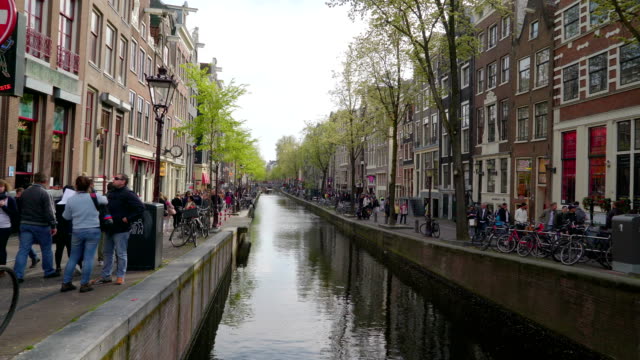 El-canal-grande-con-mucha-gente-en-el-lado-de-Amsterdam