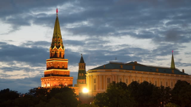 Tower-of-the-Kremlin-in-Moscow-at-night