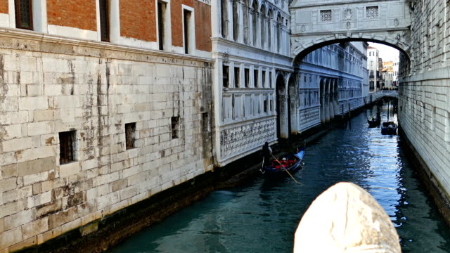 Touristen-mit-Gondel-in-Venedig