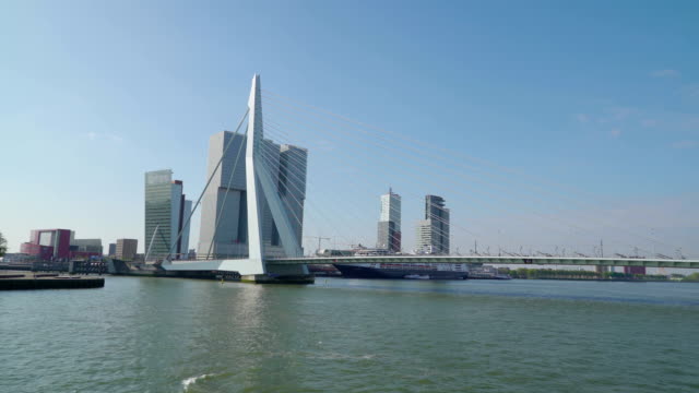 Vista-panorámica-del-puente-largo-en-Rotterdam