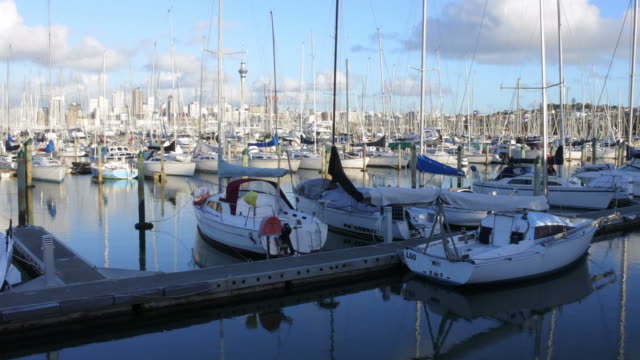 Yachten-festmachen-im-Westhaven-Marina-gegen-Skyline-von-Auckland-Neuseeland