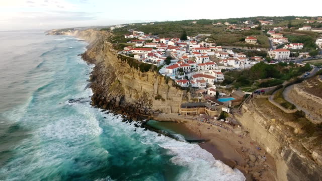 Luftaufnahme-des-Ozeans-in-der-Nähe-von-Azenhas-Mar-do,-Portugal-Stadt-am-Meer.