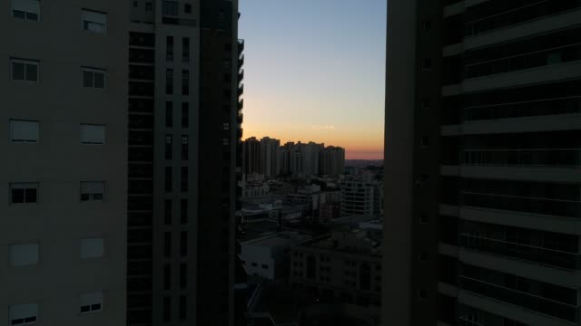 Puesta-de-sol-tras-el-horizonte-de-la-ciudad---siluetas