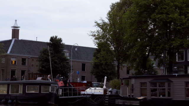 Houseboats-and-Apartment-Buildings-in-Amsterdam