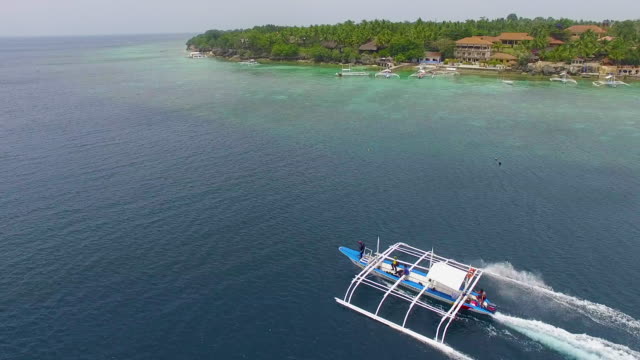 Antenne:-Philippinische-Boot-bewegt-sich-In-das-wunderschöne-Meer-In-Moalboal,-Cebu.
