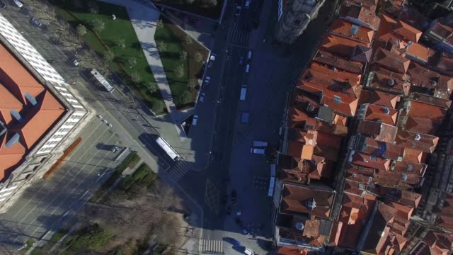 Vista-aérea-de-la-torre-de-los-clérigos,-Oporto,-Portugal
