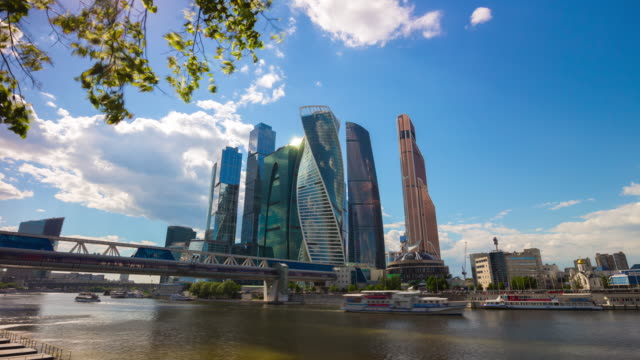 Rusia-verano-soleado-día-moderno-Moscú-ciudad-junto-al-río-vista-4k-timelapse