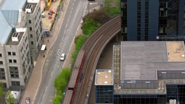Tram-is-coming,-london-canary-wharf,-from-above