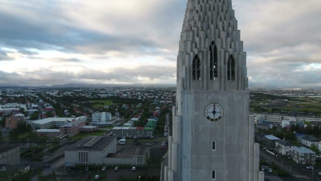 Imágenes-aéreas-de-la-iglesia-de-Hallgrímskirkja-en-Reykjavik,-Islandia