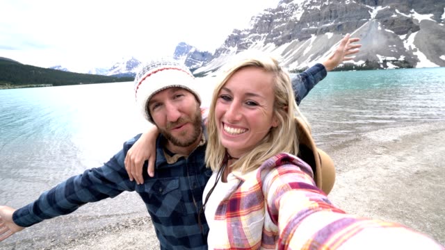Paar-in-Kanada-unter-Selfies-von-einer-atemberaubenden-Bergkulisse-See-Reisen