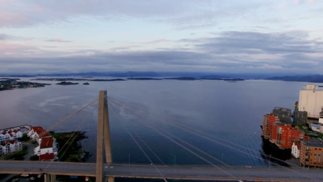 Antenne:-Die-Stadtbrücke-im-Sonnenuntergang-Stavanger