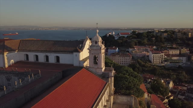 Portugal-Sonnenuntergangszeit-Miradouro-da-Senhora-Monte-Lissabon-Stadtbild-aerial-Panorama-4k