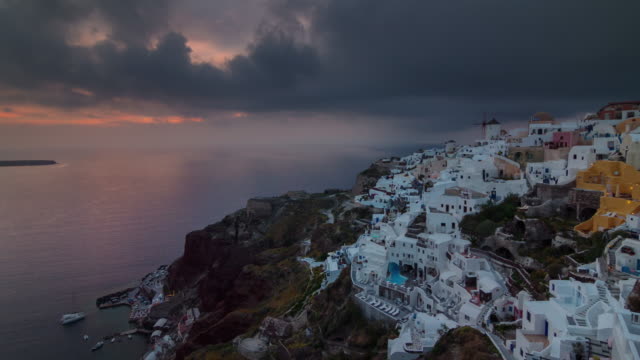 Sonnenuntergang-Himmel-Santorini-Insel-Oia-Stadt-Bay-Küste-Panorama-4-k-Zeit-hinfällig,-Griechenland