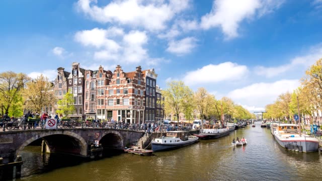 Amsterdam-city-skyline-timelapse-en-el-waterfront-de-canal,-lapso-de-tiempo-en-Ámsterdam-4K