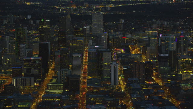 Luftaufnahme-der-Innenstadt-von-Denver-Gebäude-in-der-Nacht