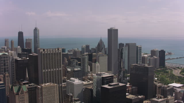 Tagsüber-Luftaufnahme-der-Innenstadt-von-Chicago.