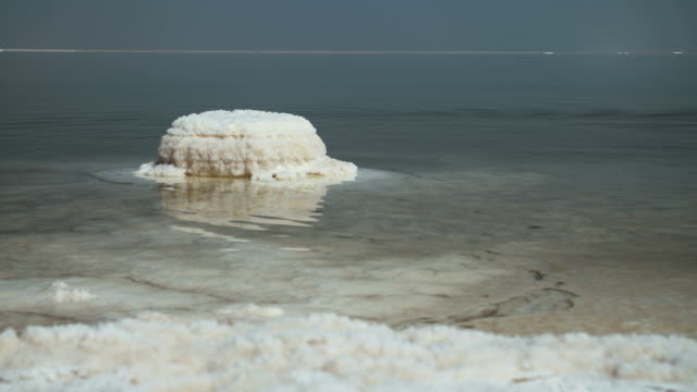 Kamerafahrt-von-Salzablagerungen-an-den-Ufern-des-Toten-Meeres-in-israel