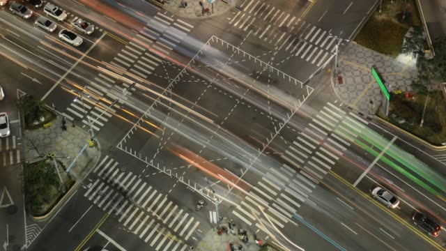 Zeitraffer-Video-des-Verkehrs-zur-Veranschaulichung-der-Konzepte-von-Bewegung-und-Geschwindigkeit-in-Seoul-Korea