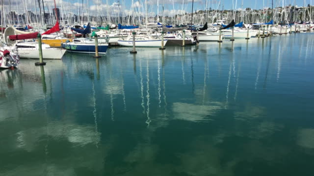 Alquiler-de-barcos-en-Westhaven-Marina-contra-la-ciudad-de-Auckland