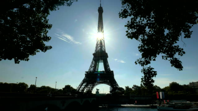 sun-shining-behind-the-eiffel-tower,-paris