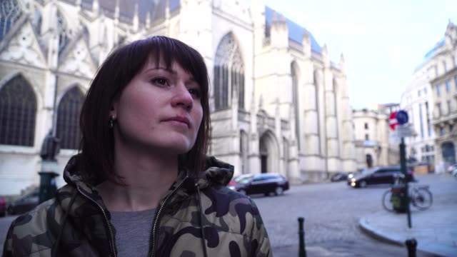 touristischen-Mädchen-geht-und-schaut-zu-den-Sehenswürdigkeiten-der-Stadt-Brüssel-Belgien