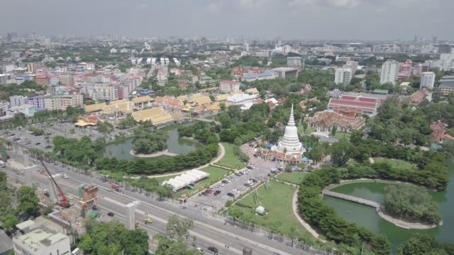 Luftbild-bewegen-über-den-Tempel-in-der-Stadt-von-Bangkok-Thailand
