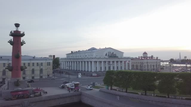 Blick-auf-das-Zentrum-Sankt-Petersburg-Rostral-Spalte-Alte-Börse