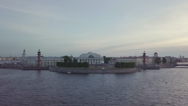 vista-del-centro-de-la-columna-Rostral-de-San-Petersburgo-Old-Stock-Exchange