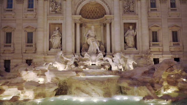 la-famosa-Fontana-de-Trevi-con-luces-encendidas-en-Roma