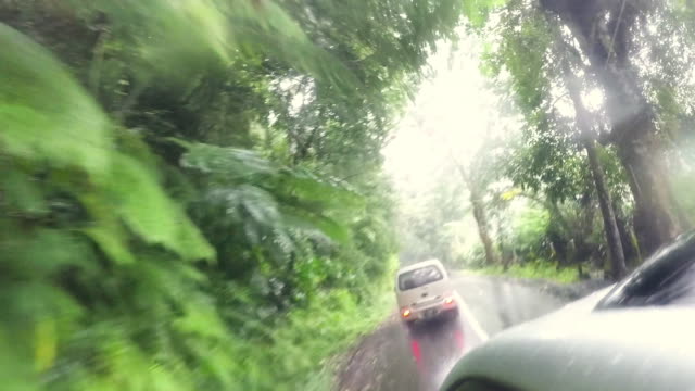 Viajando-en-la-isla-Indonesia-de-Bali-en-un-día-lluvioso.