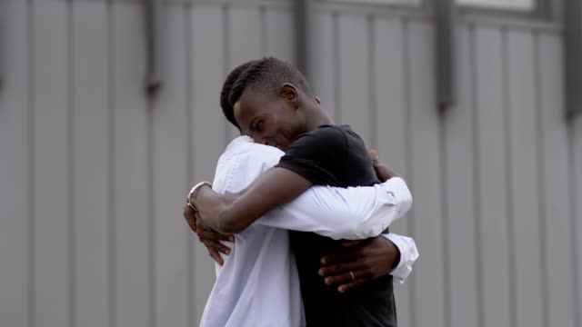 Retrato-de-familia:-dos-negras-africanos-hermanos-abrazos-en-la-calle