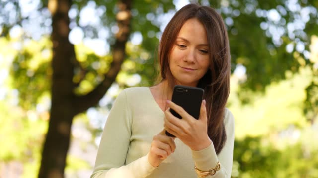 Woman-browsing-in-smartphone