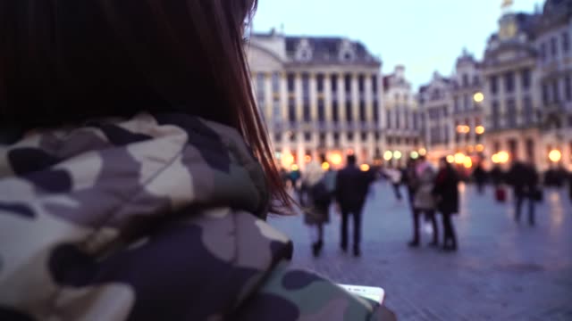 Tourist-girl-walks-and-looks-at-attractions-on-Grand-Place-in-Brussels,-Belgium