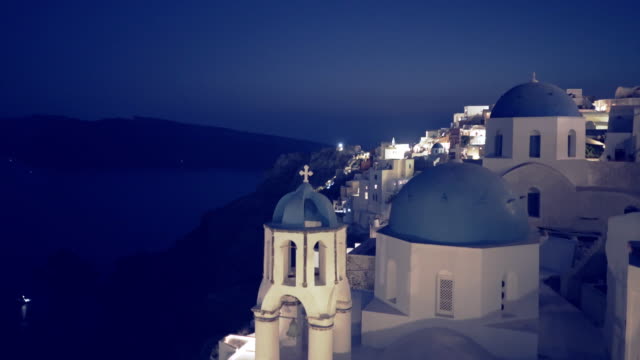 Nachtaufnahme-von-den-drei-Kuppeln-in-Oia,-Santorin