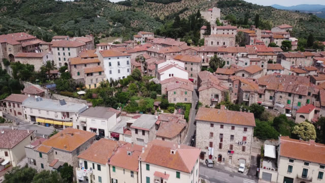 Suvereto,-Tuscany,-Italy.-Vista-aérea-de-las-calles-de-la-ciudad