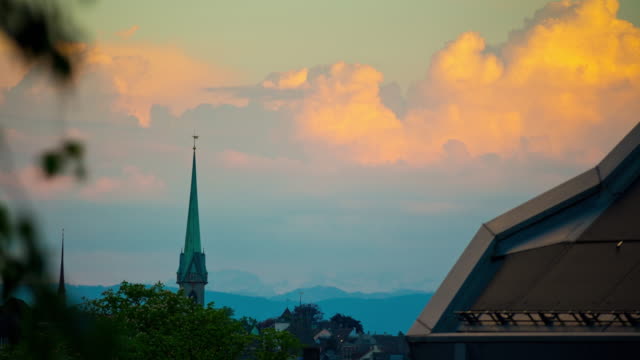 der-Schweiz-Sonnenuntergang-Himmel-Zürich-auf-dem-Dach-Stadt-Panorama-4k-Zeitraffer