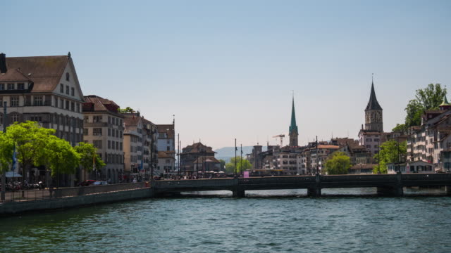 Suiza-día-soleado-zurich-río-paisaje-puente-panorama-4k-timelapse