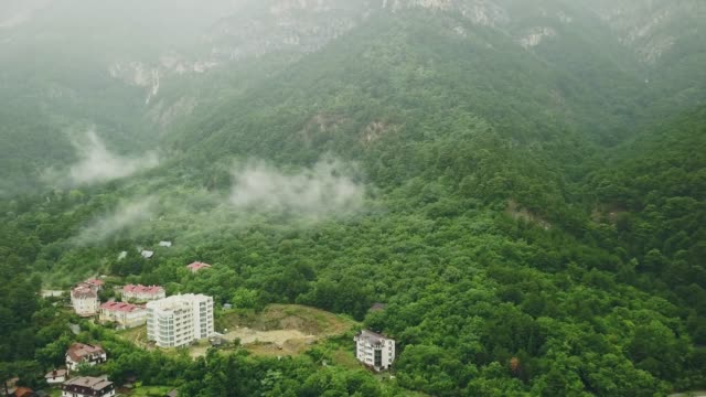 Dunkle-Nebel-regnerisch-Wolken-über-dem-Berg-Europa-Dorfhaus-im-Wald