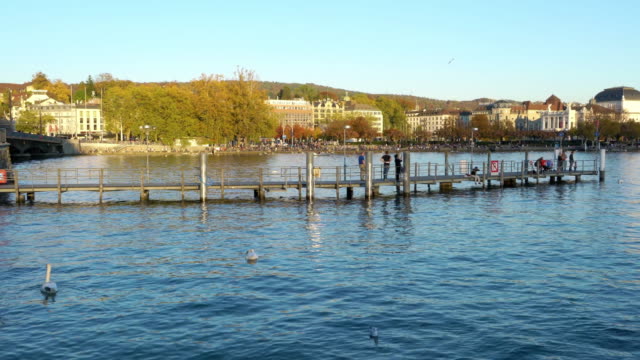 Panorama-de-la-orilla-del-lago-de-Zurich,-Suiza