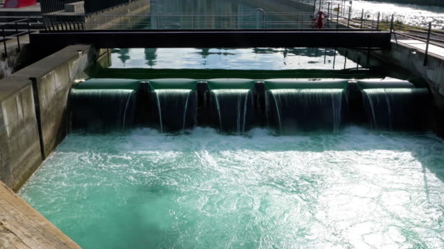 Espiga-de-agua-y-puente-Spreuer,-Lucerna,-Suiza