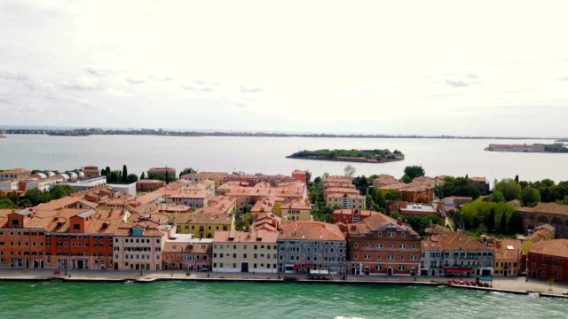 vista-aérea-del-gran-canal-de-Venecia-con-barcos-y-edificios,-Italia.