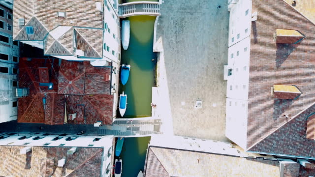Luftaufnahme-von-Kanälen-mit-Booten-und-Brücken-in-Venedig,-Italien