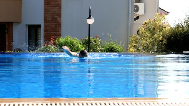 Mann-mittleren-Alters-in-einem-Pool-schwimmen