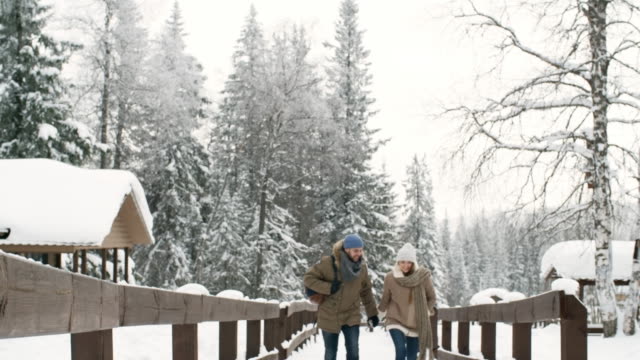 Paar-genießt-Winterspaziergang